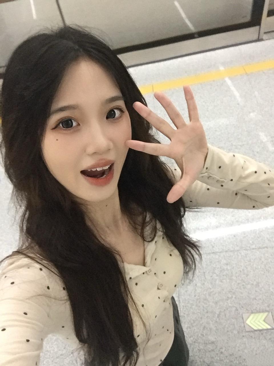 都说猪油蒙了心 我偏用厚厚的肥膘 裹住那颗为菲菲跳动的心 这拙劣的伪装...