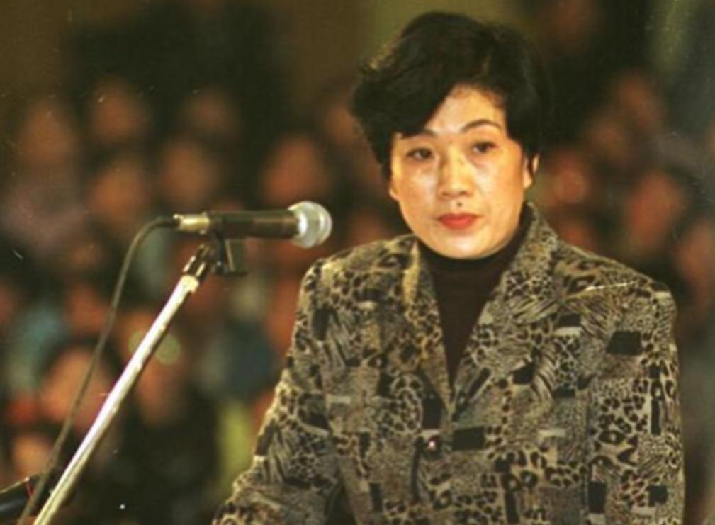 2001年，落马的女贪官蒋艳萍，为了能跟外面递消息，悄悄盯上了看守所副所长万江。