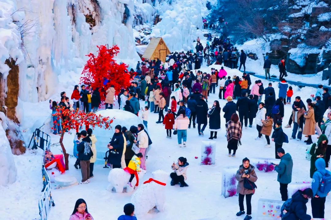 #总要在焦作看一场冰瀑吧# 千米冰瀑群，万平滑雪场云台山过年气氛感拉满！非遗民俗