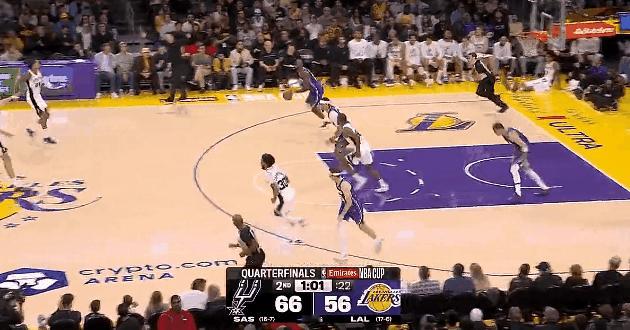 老夫聊发！詹姆斯上演战斧隔扣！
在今天NBA季中锦标赛湖人对阵马刺的第二节比赛中