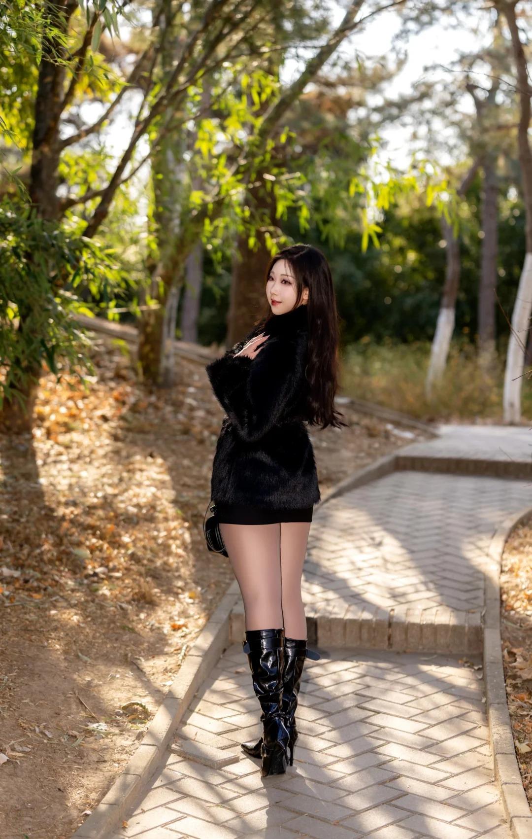 沿着小径前行，迎春花金黄灿烂，桃花粉白相间，在枝头争相绽放。湖面上碧波荡漾，几只