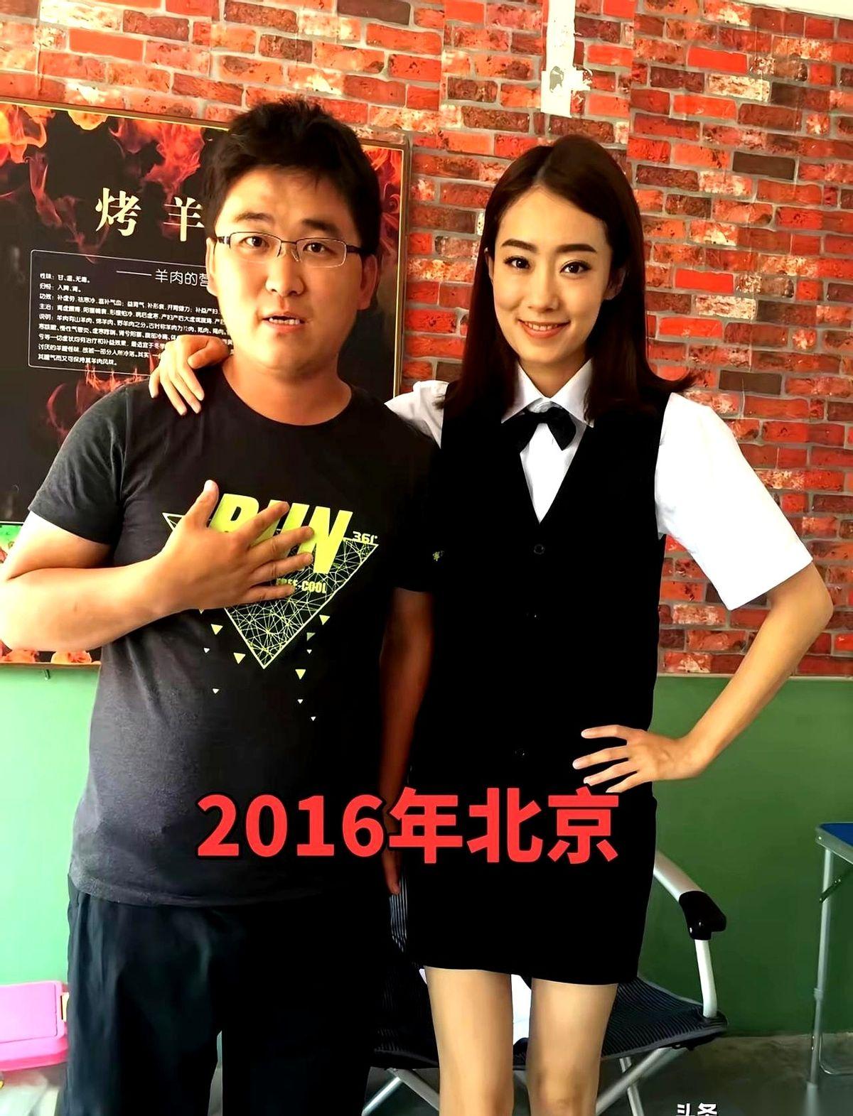 姜涛手机屏幕亮着，他发了条动态。
字里行间，一股子酸气隔着屏幕往外冒。他说，看着