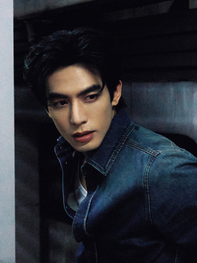 宋威龙浓颜的震撼 宋威龙浓颜的震撼，谁来管管这个宋威龙啊，帅的太无人道了！港风男