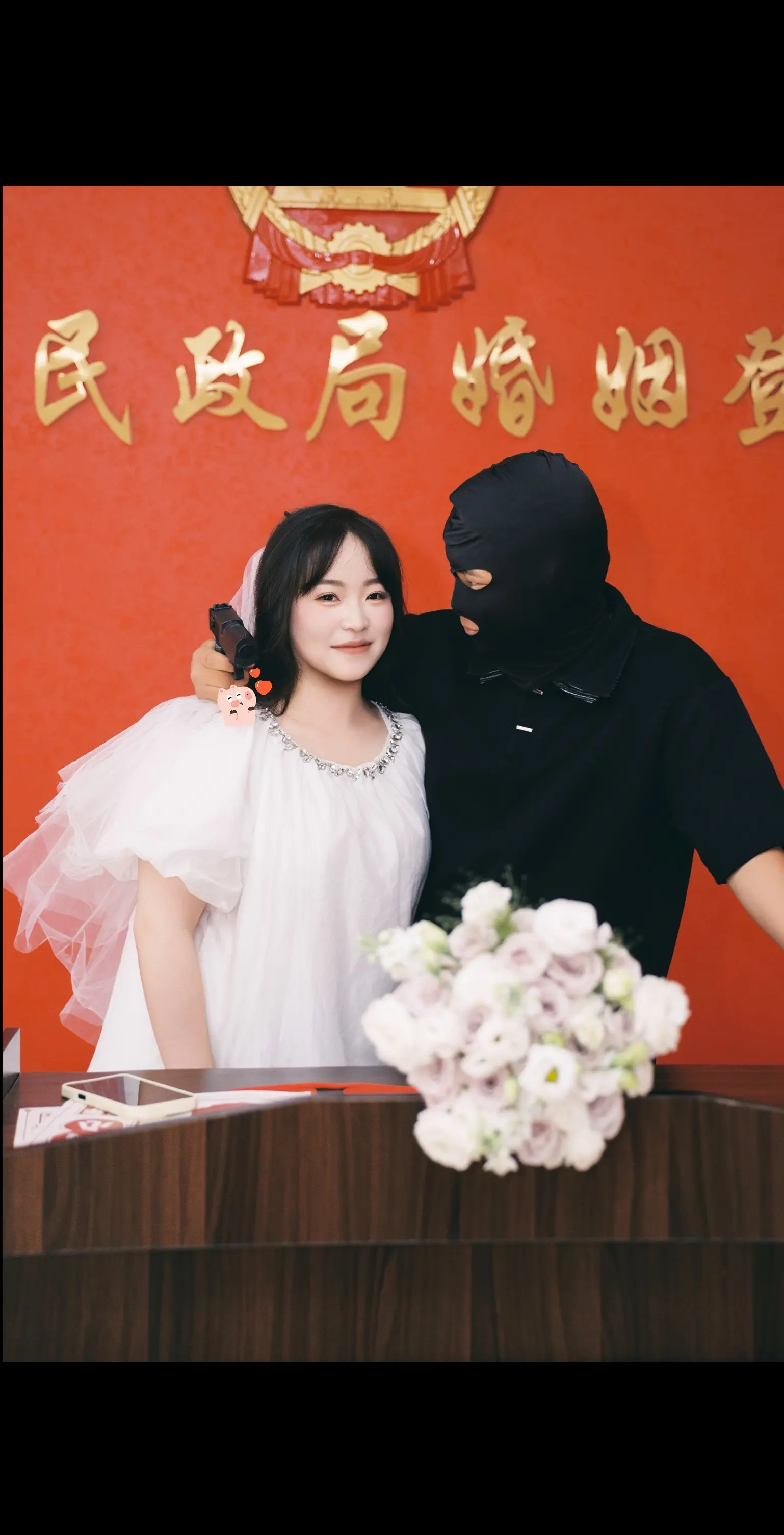 有趣的领证 宣誓台领证姿势