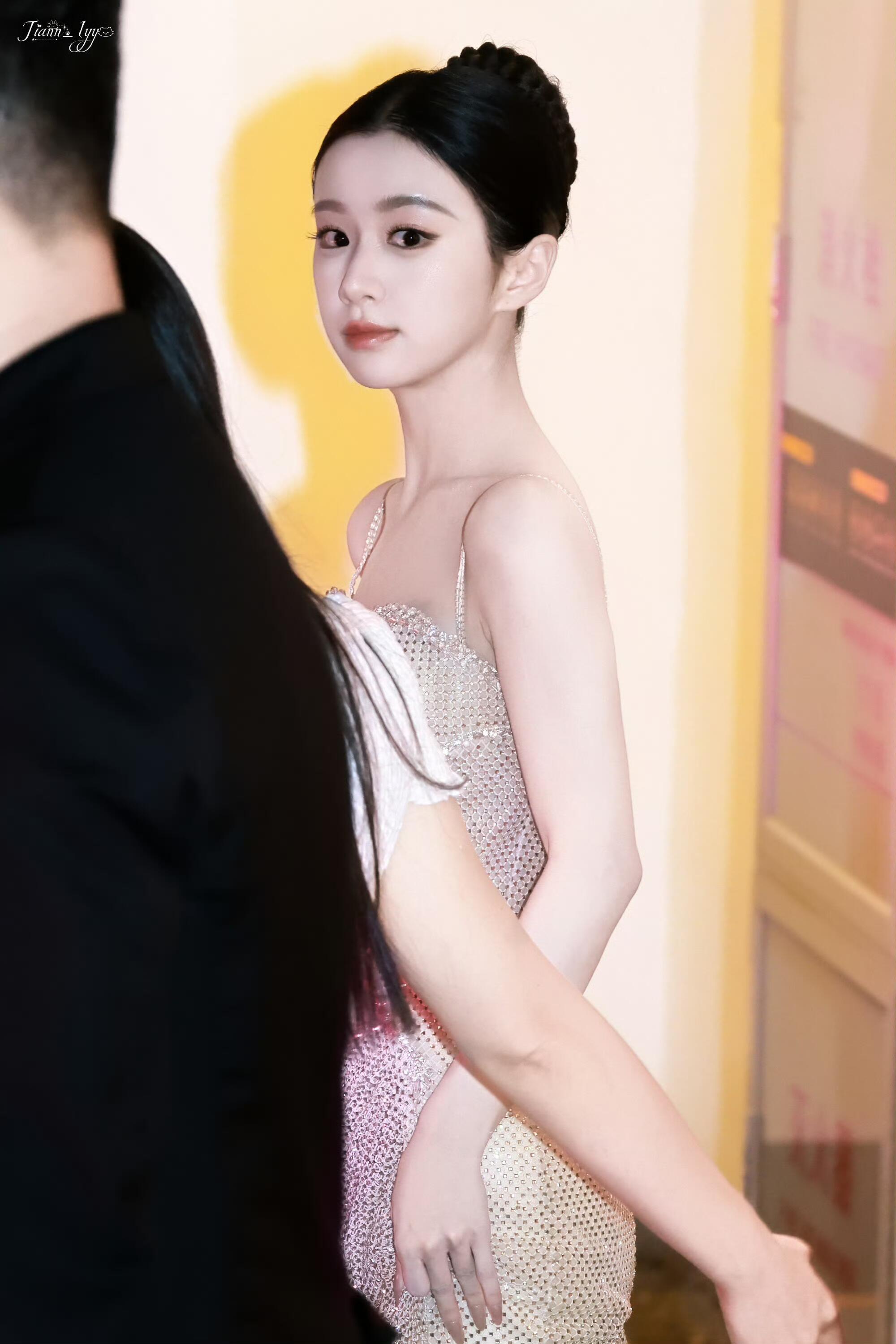 世界上怎么会有皮相和骨相都这么完美的人 明明已经25了看上去还是幼得很自然（关键