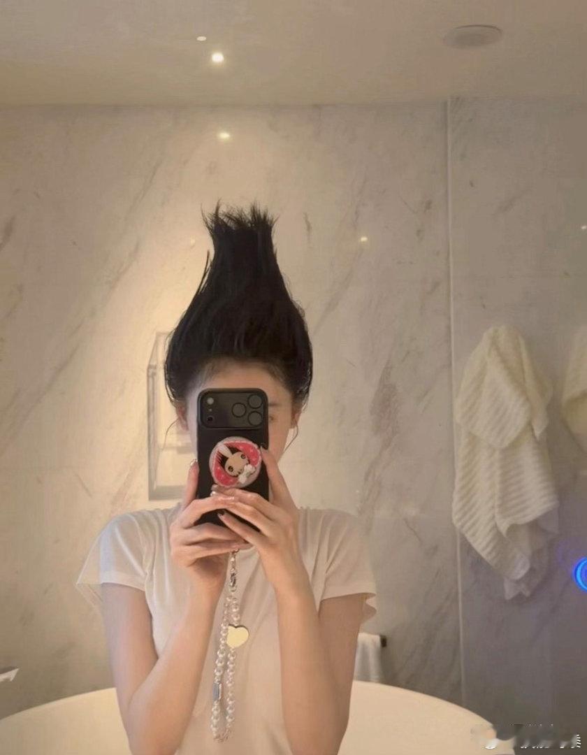张天爱是怎么做到让发型这么坚挺的，像个小洋葱一样～ 