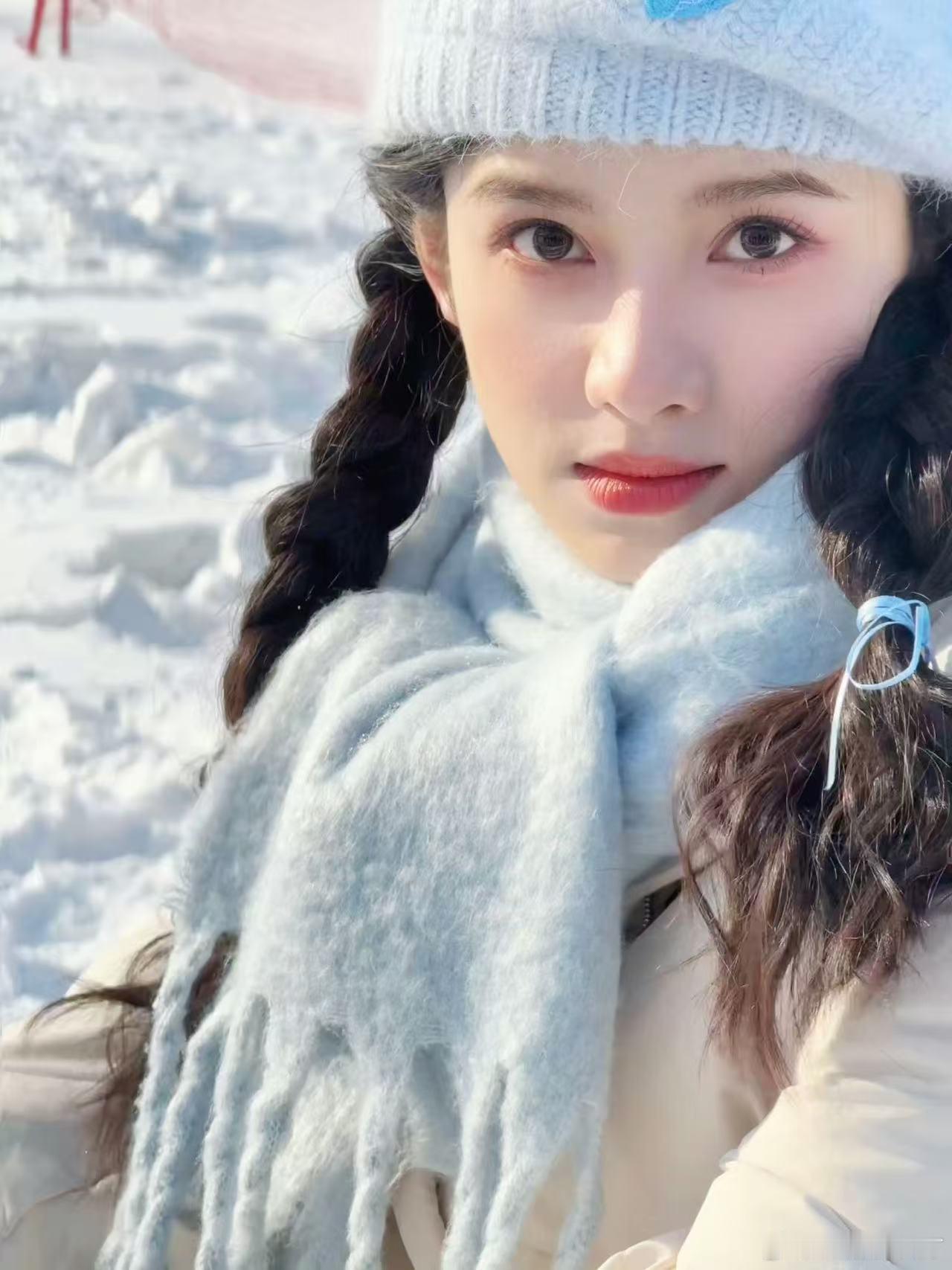 张婧仪live的神 张婧仪在秋日的阳光下，风衣和贝雷帽的搭配简直是一幅画，liv