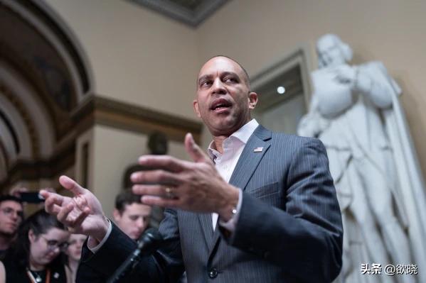 美国众议院民主党领袖哈基姆·杰弗里斯谴责特朗普总统，未经美国国会批准，擅自决定对
