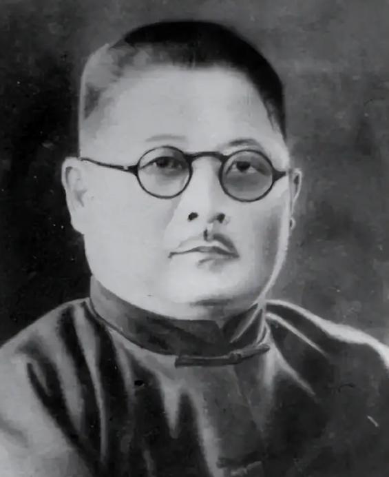 吉鸿昌被枪决后，妻子胡红霞变卖家产赎回遗体。换衣服时，从他口袋里摸出一张纸条，上
