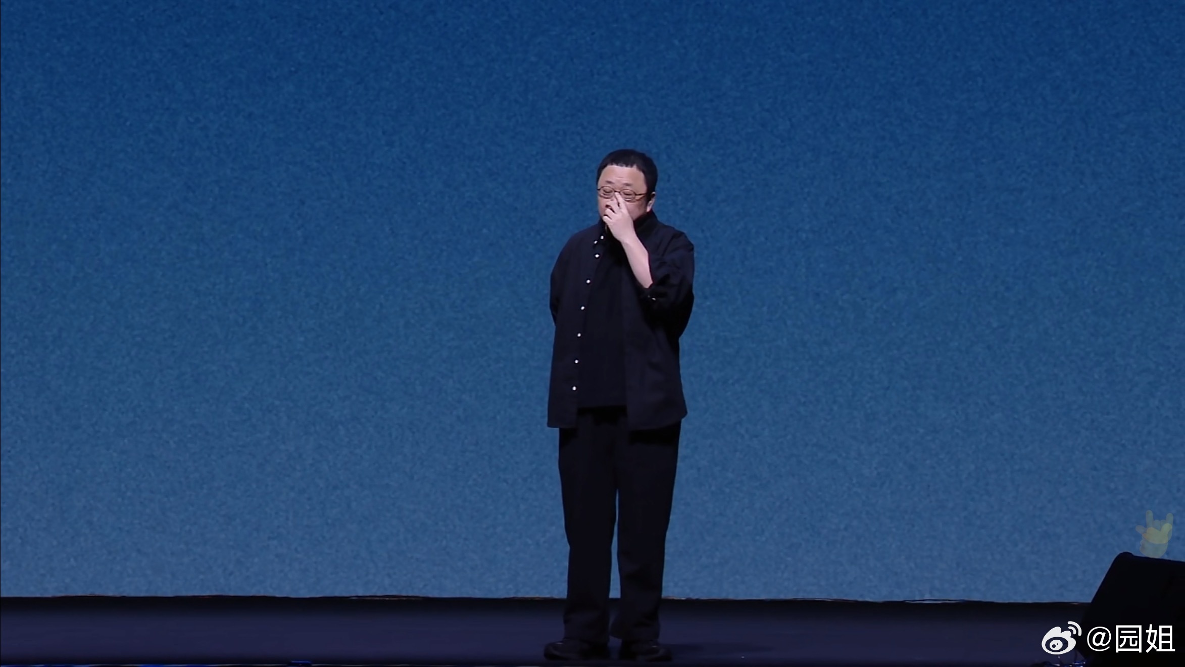 老罗终于出场了，虽然延误了差不多50分钟，不影响，反正看直播