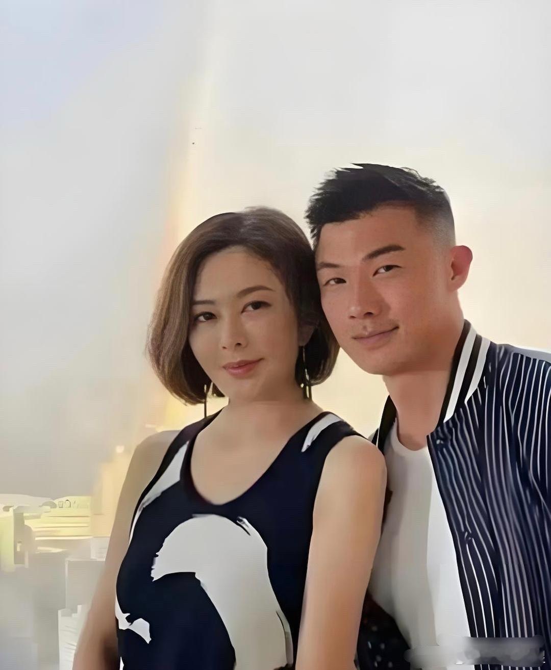 这是关之琳的模特男友，小伙子27岁，关之琳62岁，两人相差35岁。 