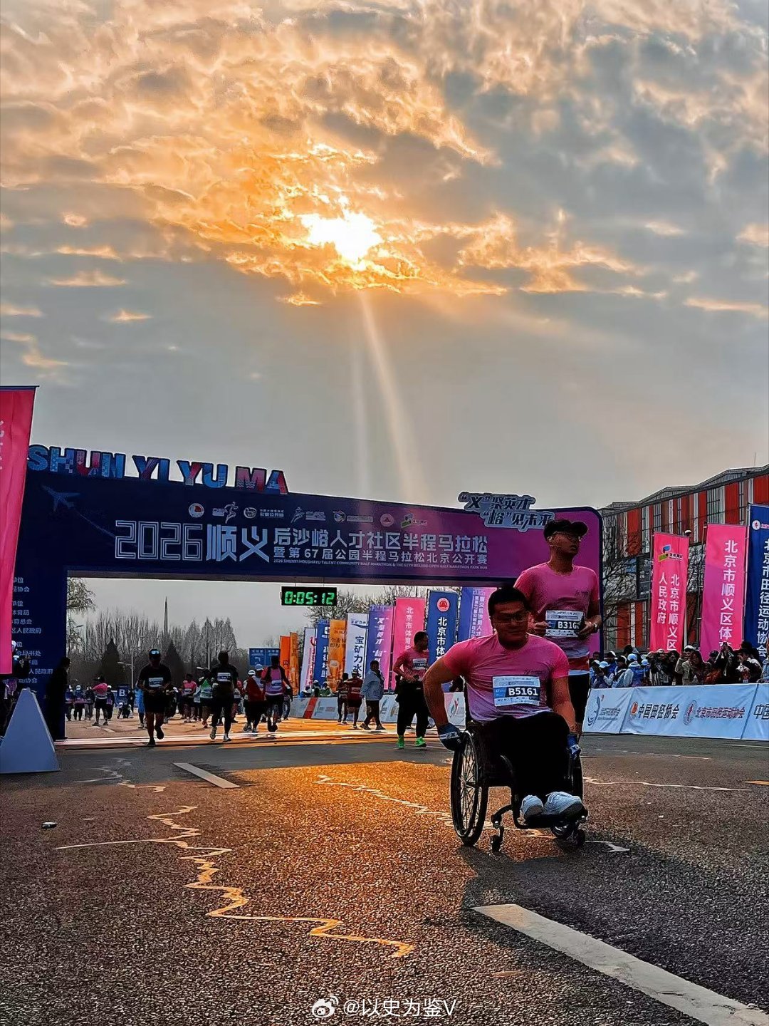 e起打卡美好顺义 什么是自强不息？看这张图就知道。半马的意义，从来不是终点，而是