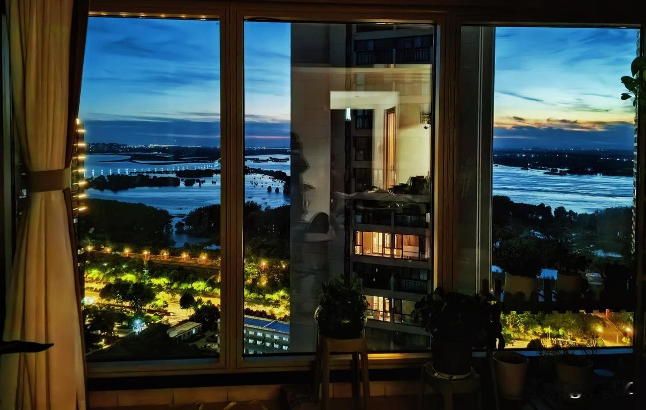 刚刚看到中介发的我以前小区的房子。这房子跟我23年买掉的户型一模一样，都属于江景