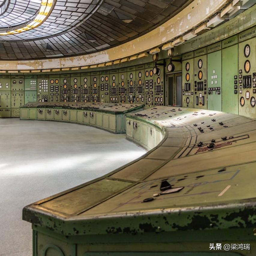 这不是科幻片场——这是匈牙利布达佩斯凯伦福德发电厂的装饰艺术风格控制室。

该电