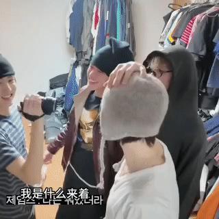 怎么看安乾镐摸金主训头 手被挥下去后的脸色… 