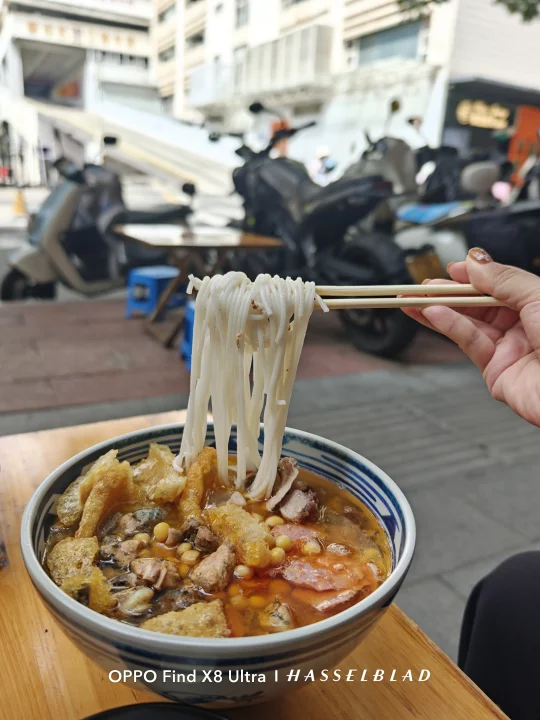 昆明蹲在路边也要吃的米线！！不枉我来云南
