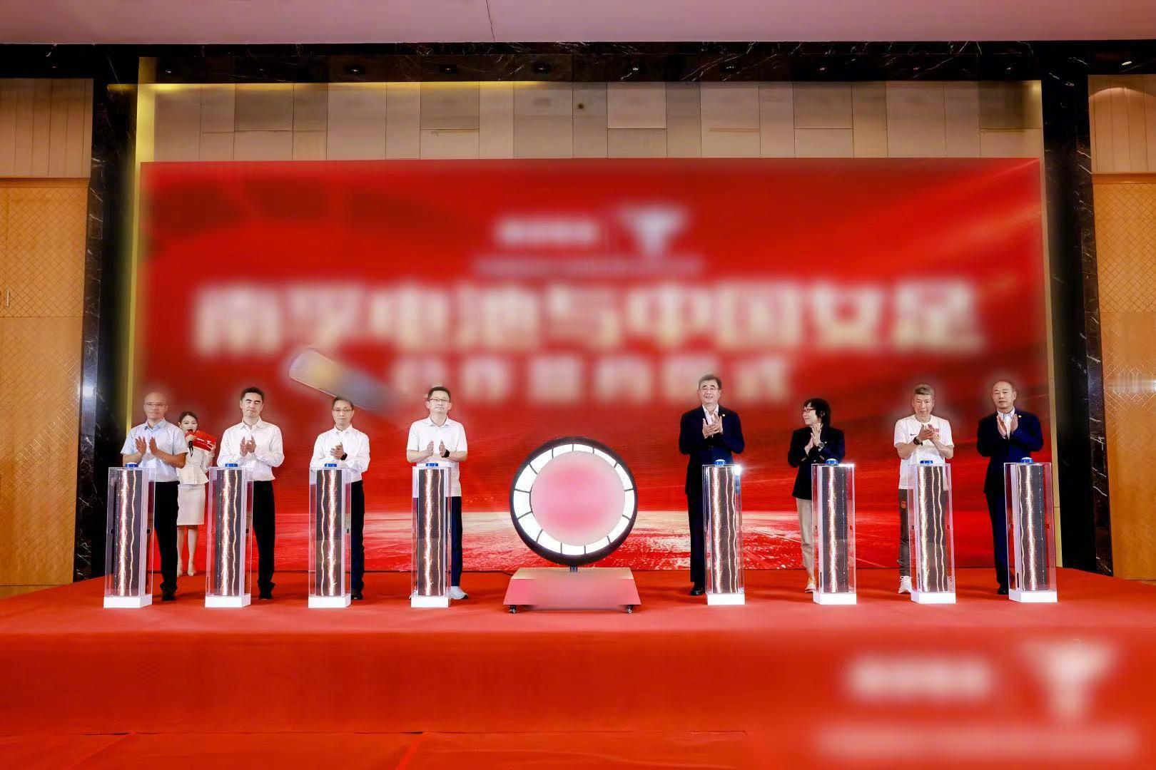 孙雯27年前在球场上拼搏，是现在的传奇。如今，新一代女足姑娘们踏上了属于她们的征