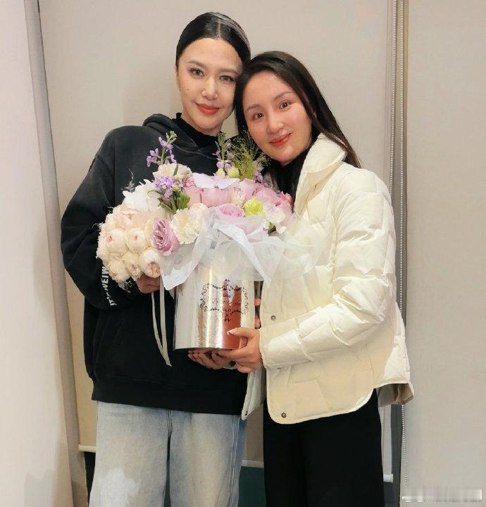 谭维维演出当天刺破嗓子脓泡 谁懂啊！谭维维带病演出的样子太帅了！为了呈现完美舞台