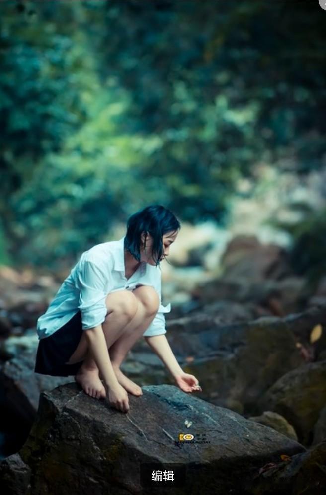 山水有灵，溪涧含情，山野佳人入画而来。
佳人伫立溪畔，化为山野最美景致。山风轻拂