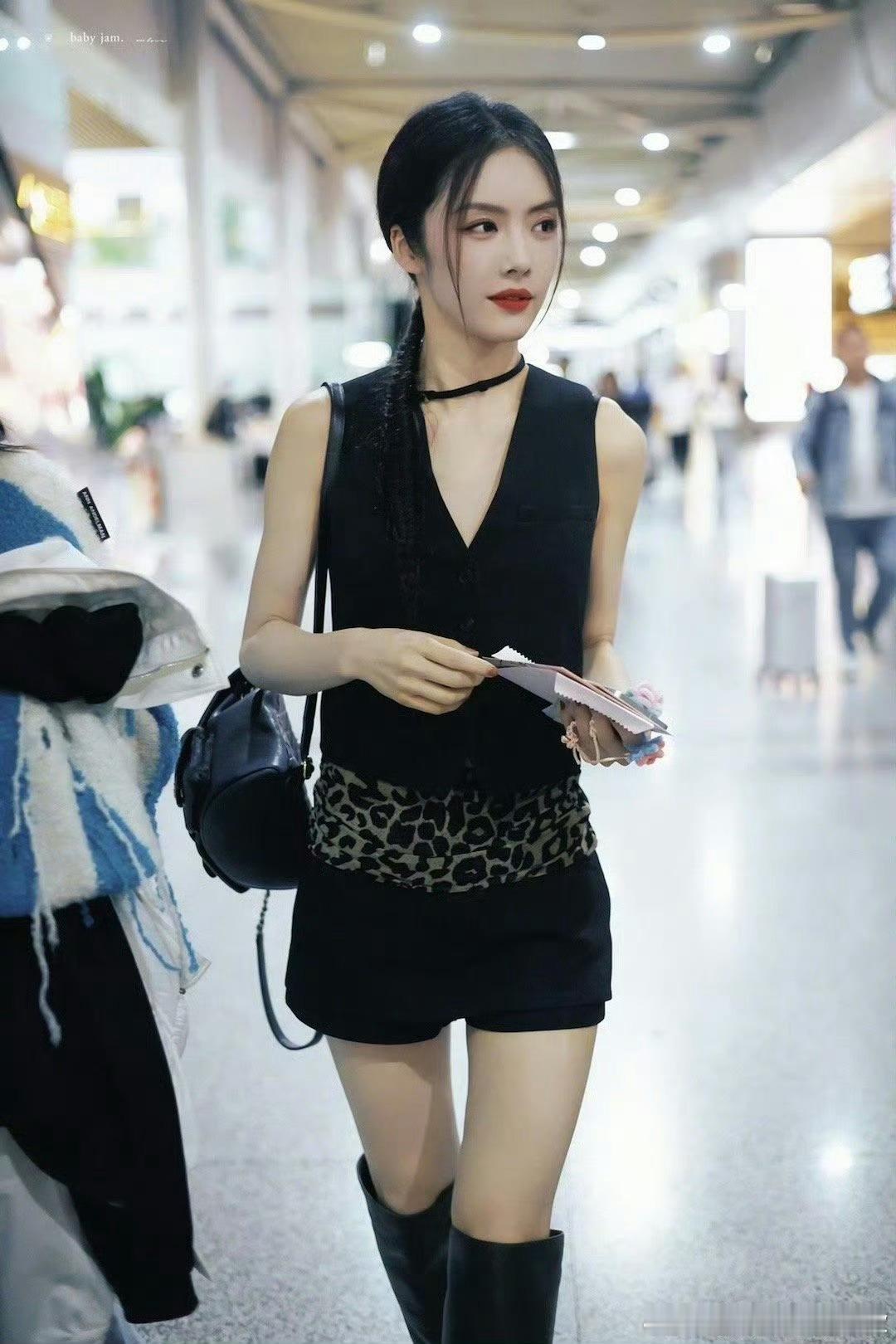 #蔡文静连续练了九个小时舞# 我的妈呀！蔡文静真的太拼了[赞]连续练9个小时舞，