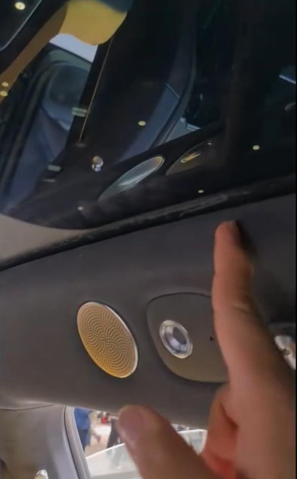 华为这不仅仅是被黑了。尚界Z7的展车，竟然被不明人群暴力拉扯，被啃咬抓挠，还留下