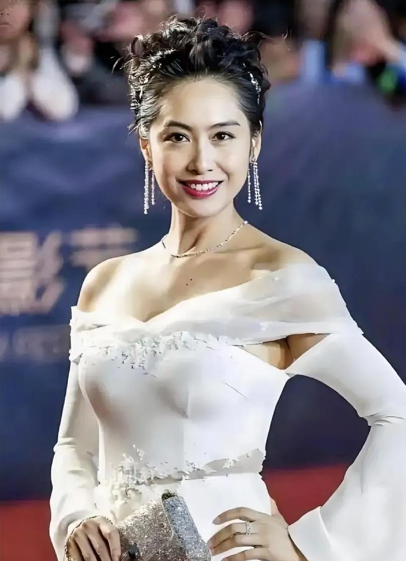 不愧是星爷的白玫瑰，
身材，相貌都万中无一，
可惜两人有缘无分，
太可惜了。