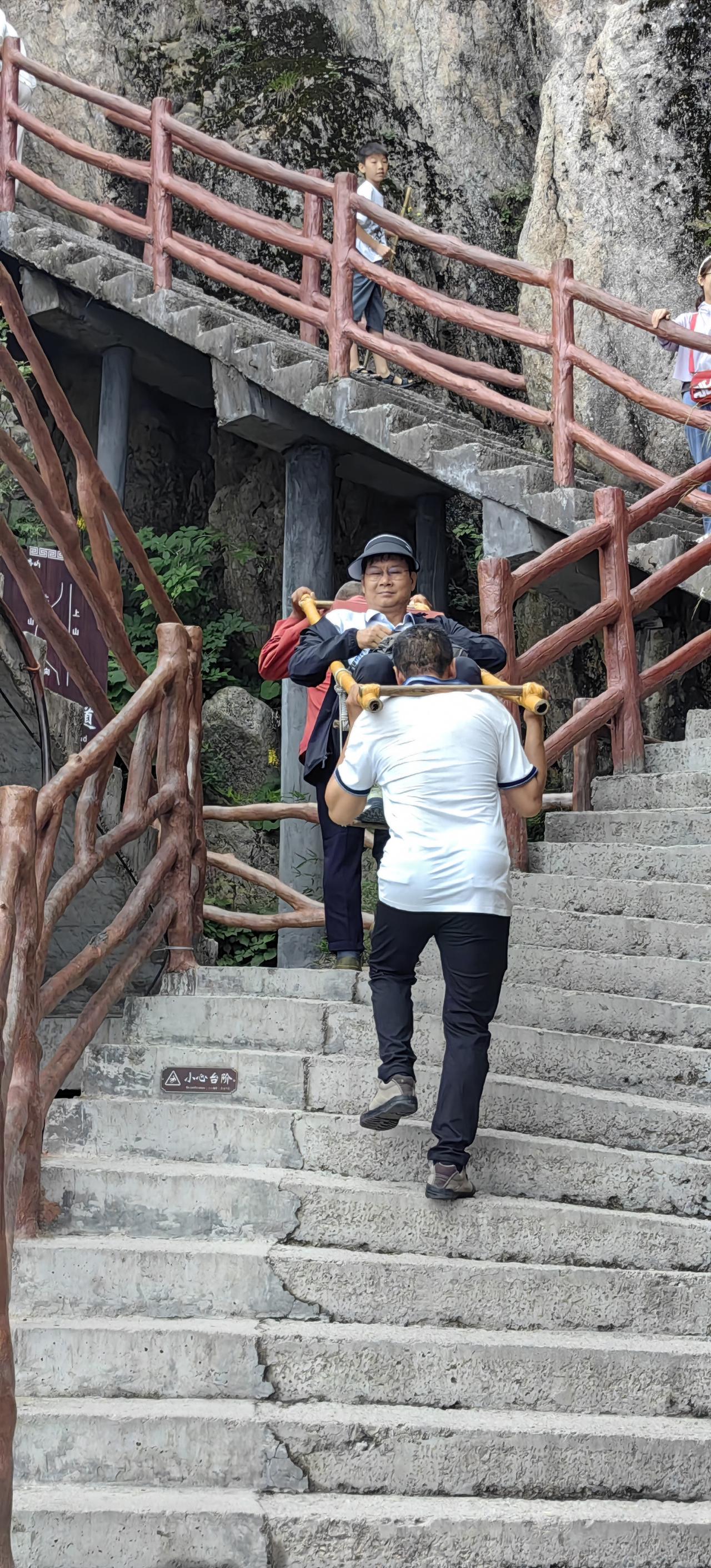 三名轿夫抬游客上山累得气喘吁吁

一门生计莫生怜，
出卖劳动能赚钱；
游客开心轿