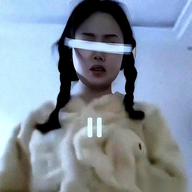 网传湖北恩施建始县的一个班级家长群里，砸下了一场任谁都接不住的塌天大祸。
凌晨时