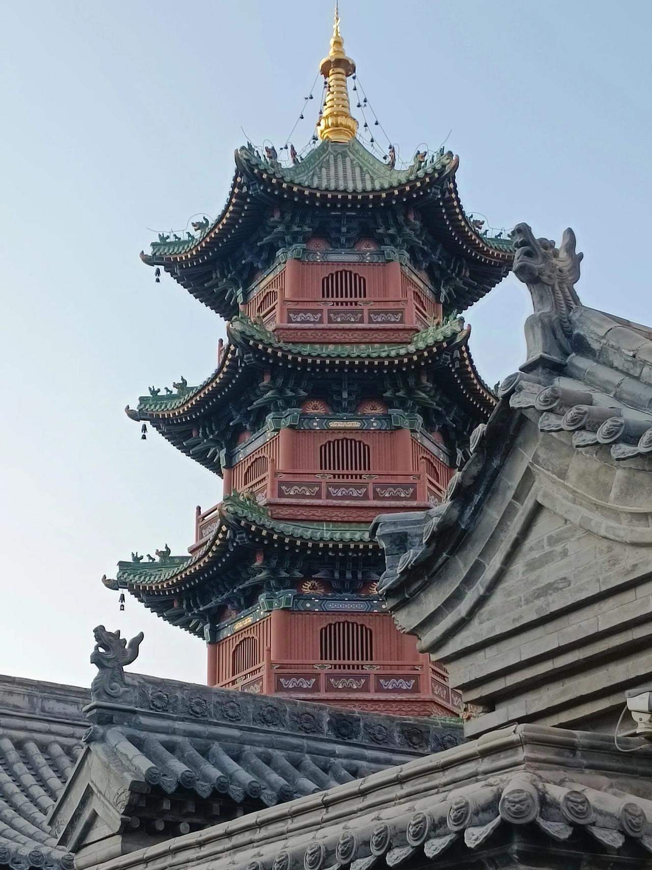 解放路东缉虎营街口有座佛塔，旁边有一处寺庙“园通寺”。寺庙很小不引人注意，占地6