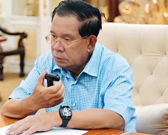 洪森这么严肃的表情，是在训话吗？
洪森手里拿的是什么定制电子工具呢？
洪森面部表