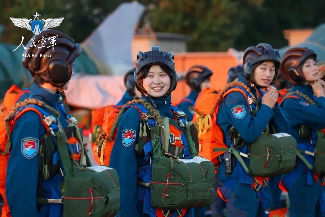 云端首跳空军航空大学的飞行学员们将迎来自己的首次跳伞训练。空军的第十四批女飞行学