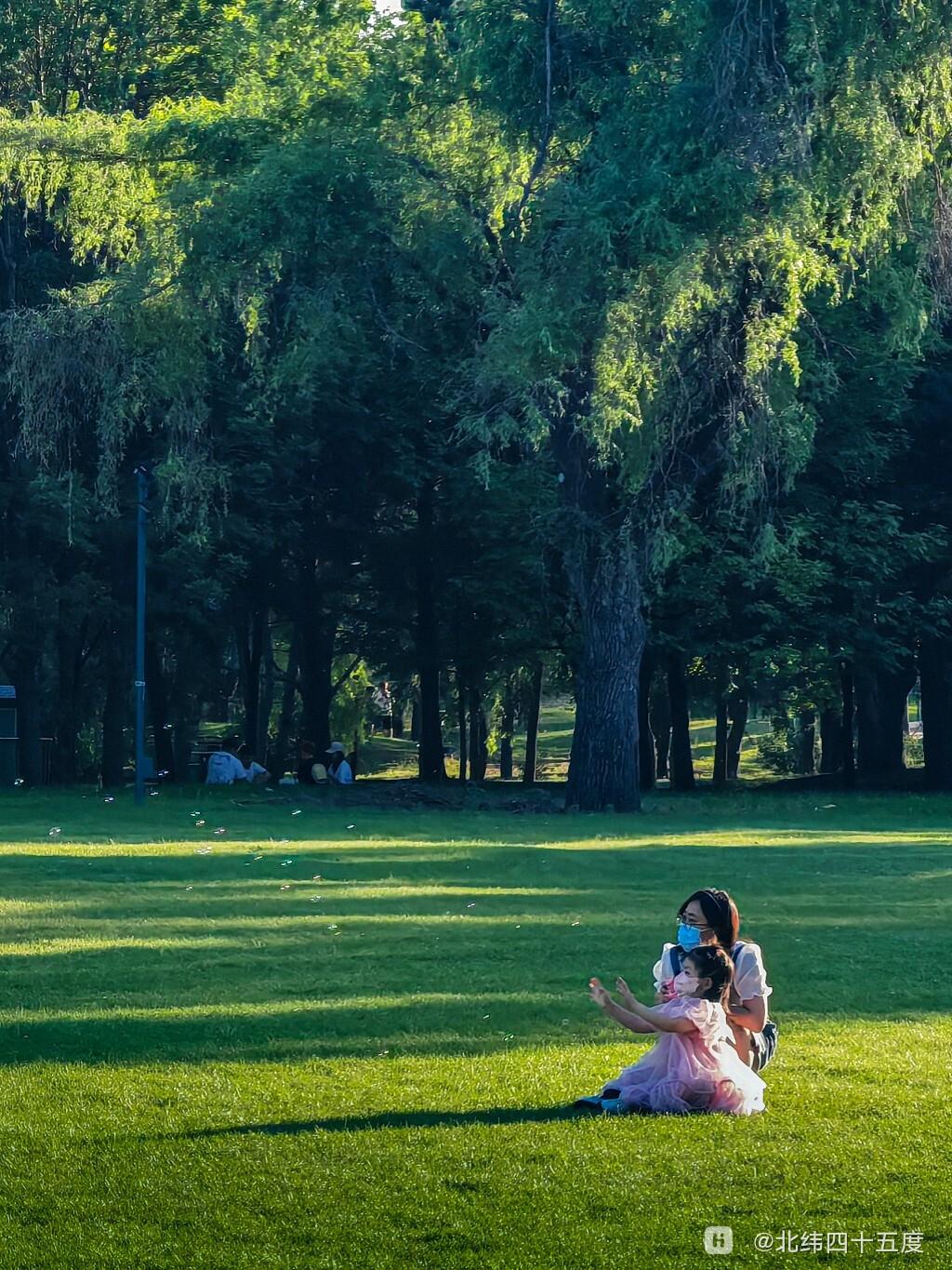 上联：方草青青迎远客，
下联：白云悠悠伴暖风，
下联：江水滔滔送轻舟。