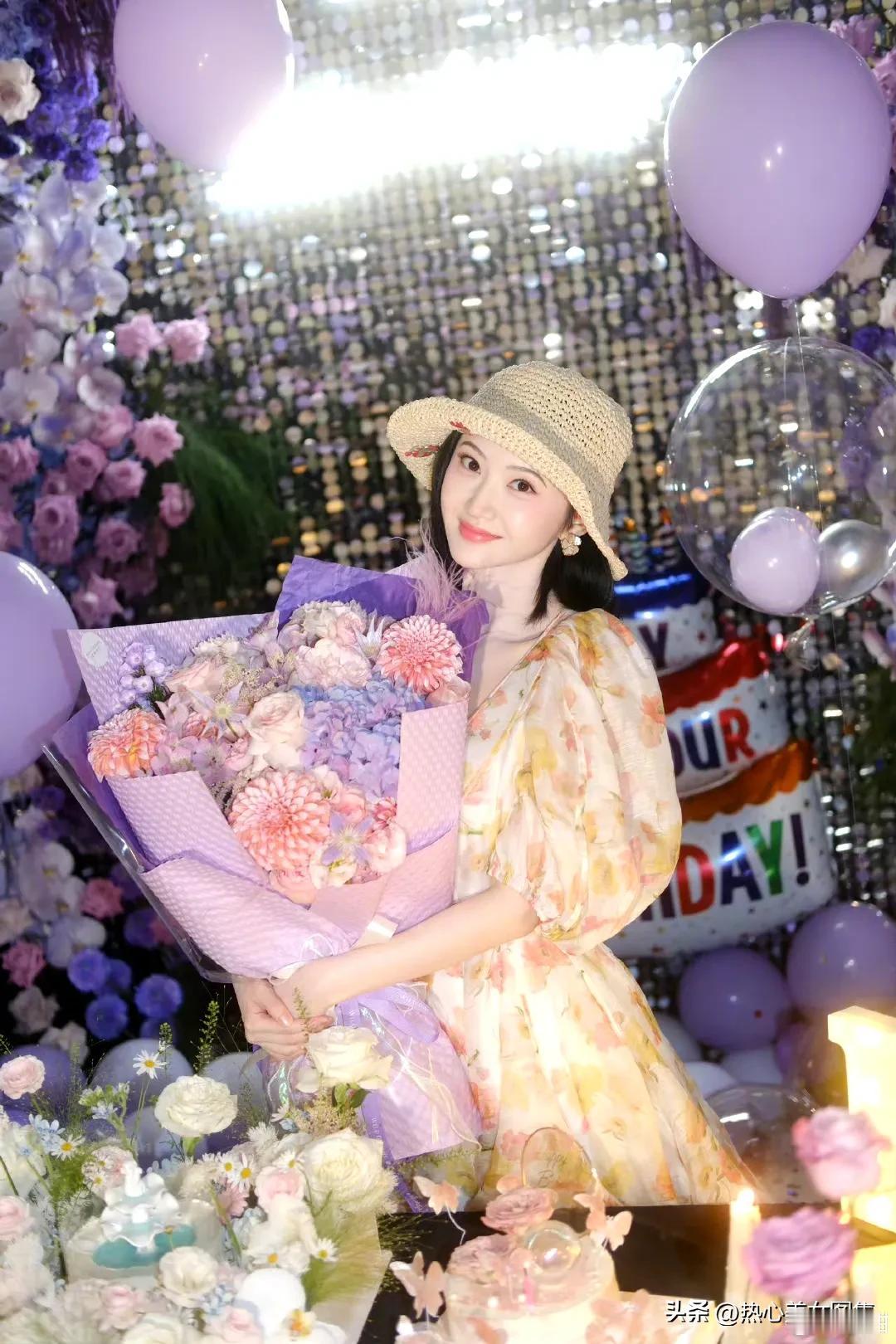 景甜生日浪漫图集太绝了！36岁生日派对上，她戴浅卡其帽子，披短发，化红唇妆，穿深