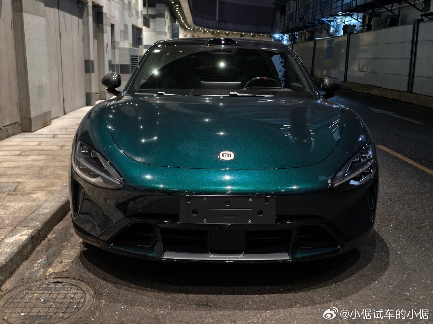 新一代su7  雷总说，新颜色 靛石绿 是销量第一。我到店去试驾新车，也刚好抽中