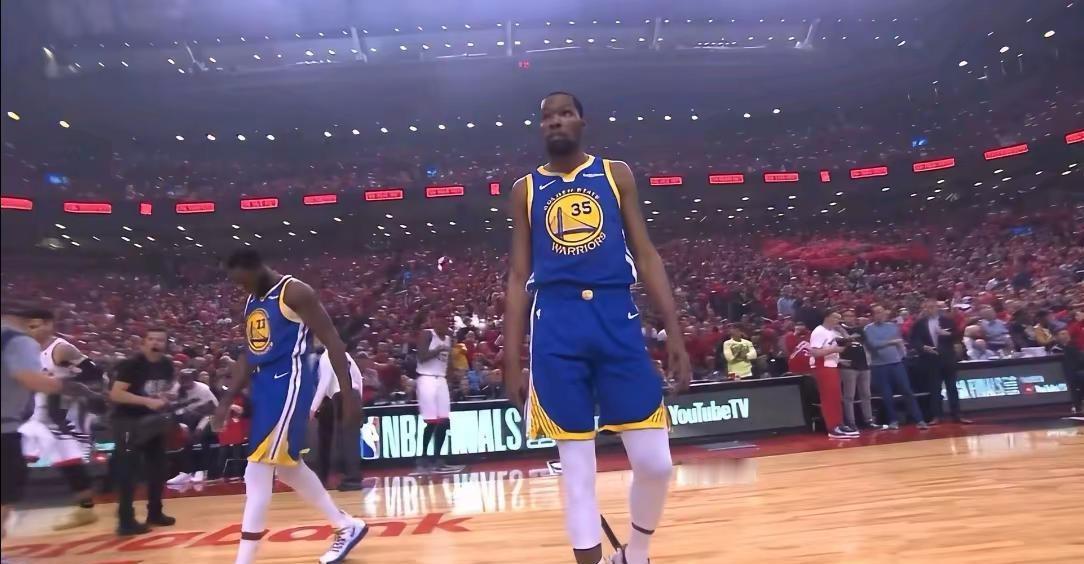 这是2019年6月11日多伦多猛龙主场 NBA 总决赛G5的球员准备画面，此时的