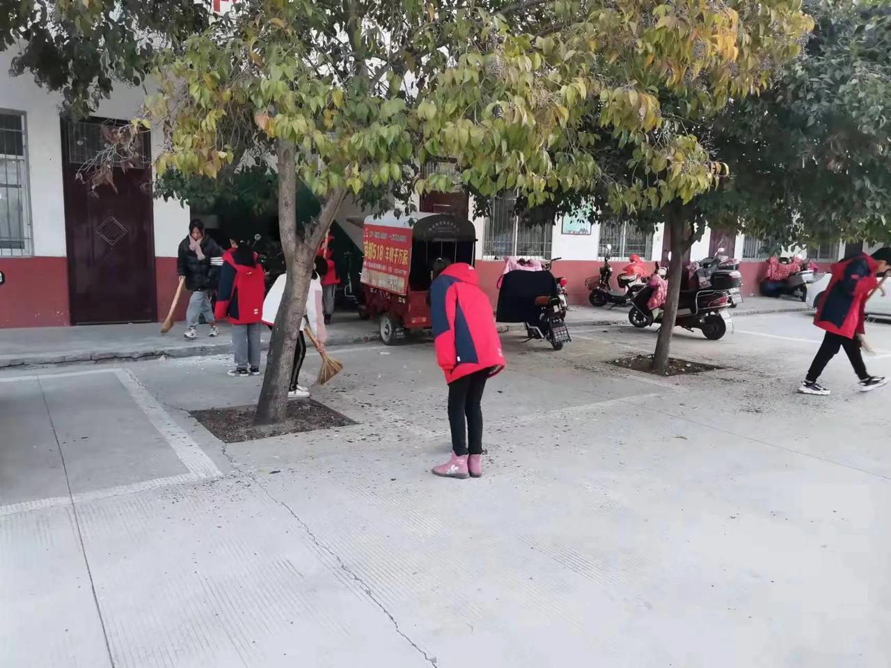 星期天的晚上送儿子去学校的路上，我们两个在聊天，儿子忽然就对我说，妈妈，我们班有