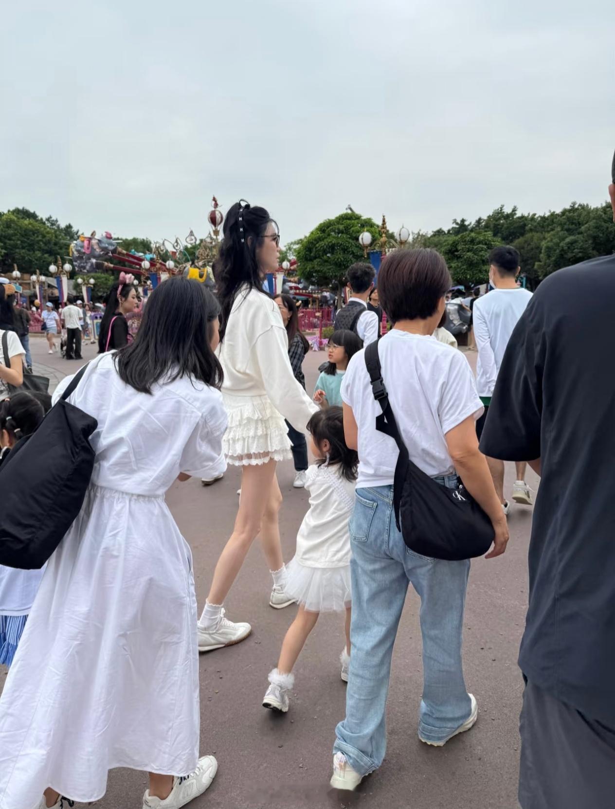 奚梦瑶女儿4岁身高奚梦瑶4岁女儿好高  奚梦瑶带女儿逛迪士尼，4岁女儿好高！ ​