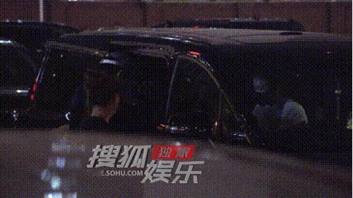 马思纯聚餐后等男友接她回家看马思纯等男友的状态，就知道她和张哲轩感情好着呢！聚餐