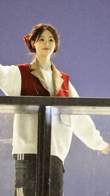 别人饭撒比心祝绪丹饭撒炸火花  注意咯！祝绪丹的这一炸，可把粉丝们的心都“炸”得