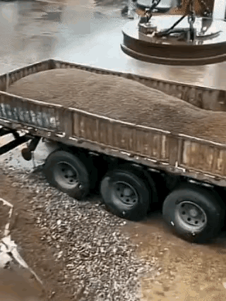 我一直很好奇，
为什么沙子里面有那么多的铁元素？