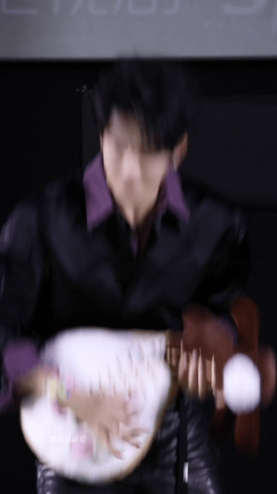 曾舜晞把琵琶弹成了吉他曾舜晞好活泼哈哈哈哈哈曾舜晞状态好好啊！把琵琶玩具当成吉他