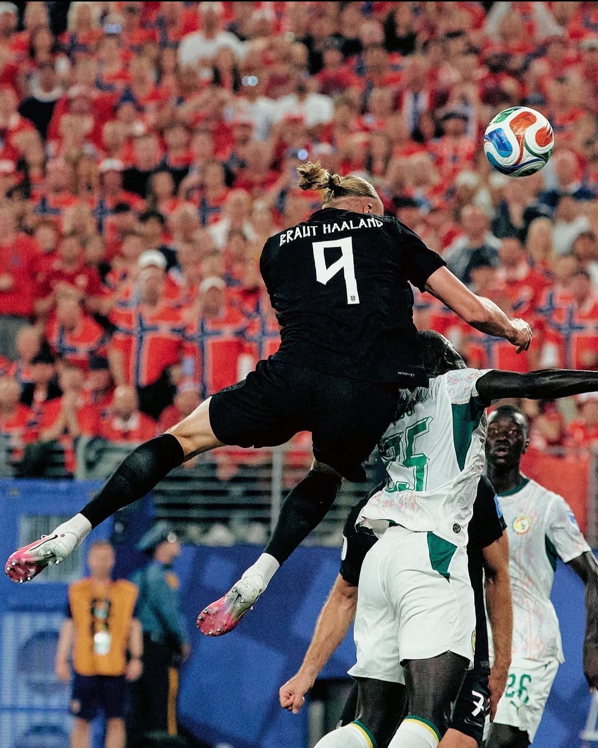 ⚽🇳🇴挪威队球衣设计有点意思啊！文字设计灵感来源于北欧古老的卢恩(Rune)