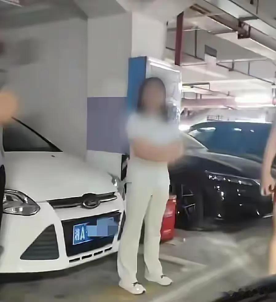 长沙女霸人车位久拖拒不挪车拒不道歉事件，从网络图片抄起双手像吃瓜样子看
一幅我是