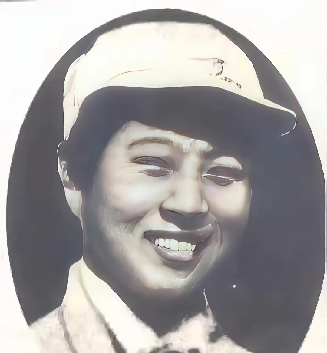 1941年，23岁的辛锐躺在担架旁，抬她的4位同志都已牺牲，敌人冲了上来，可是，