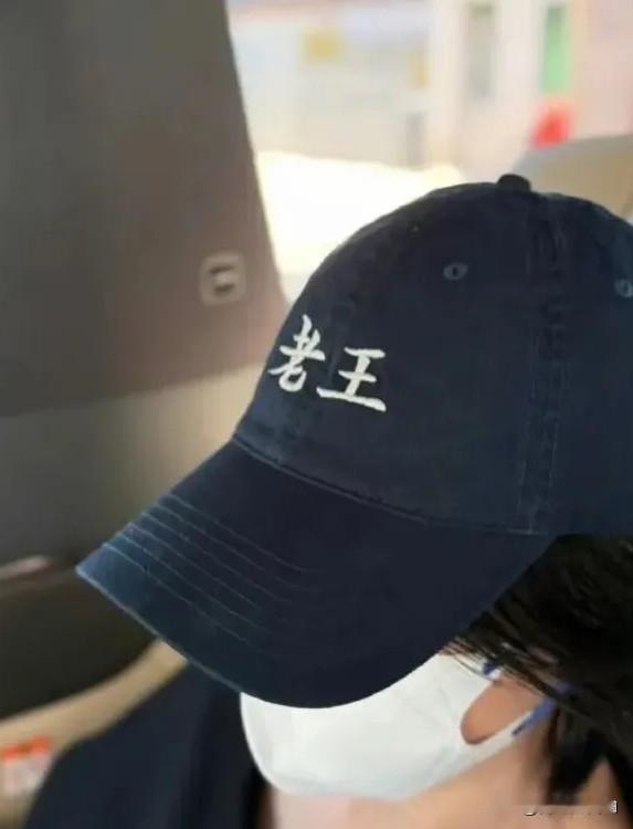 王菲，引发热议
8月8日，王菲再次被热议，这一回，不是因为男友谢霆锋icon和两
