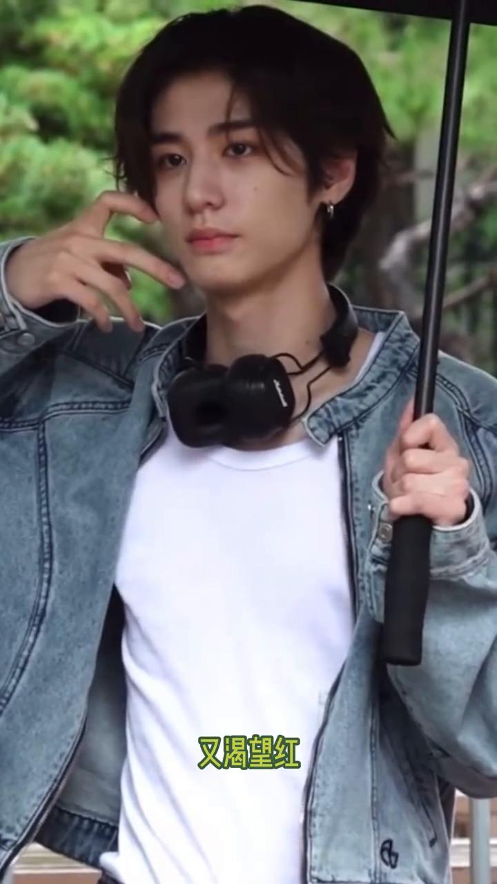 活口穷养儿富养女，这句话真的在娱乐圈得到了很好的印证。
·男爱豆在不红的时候最帅