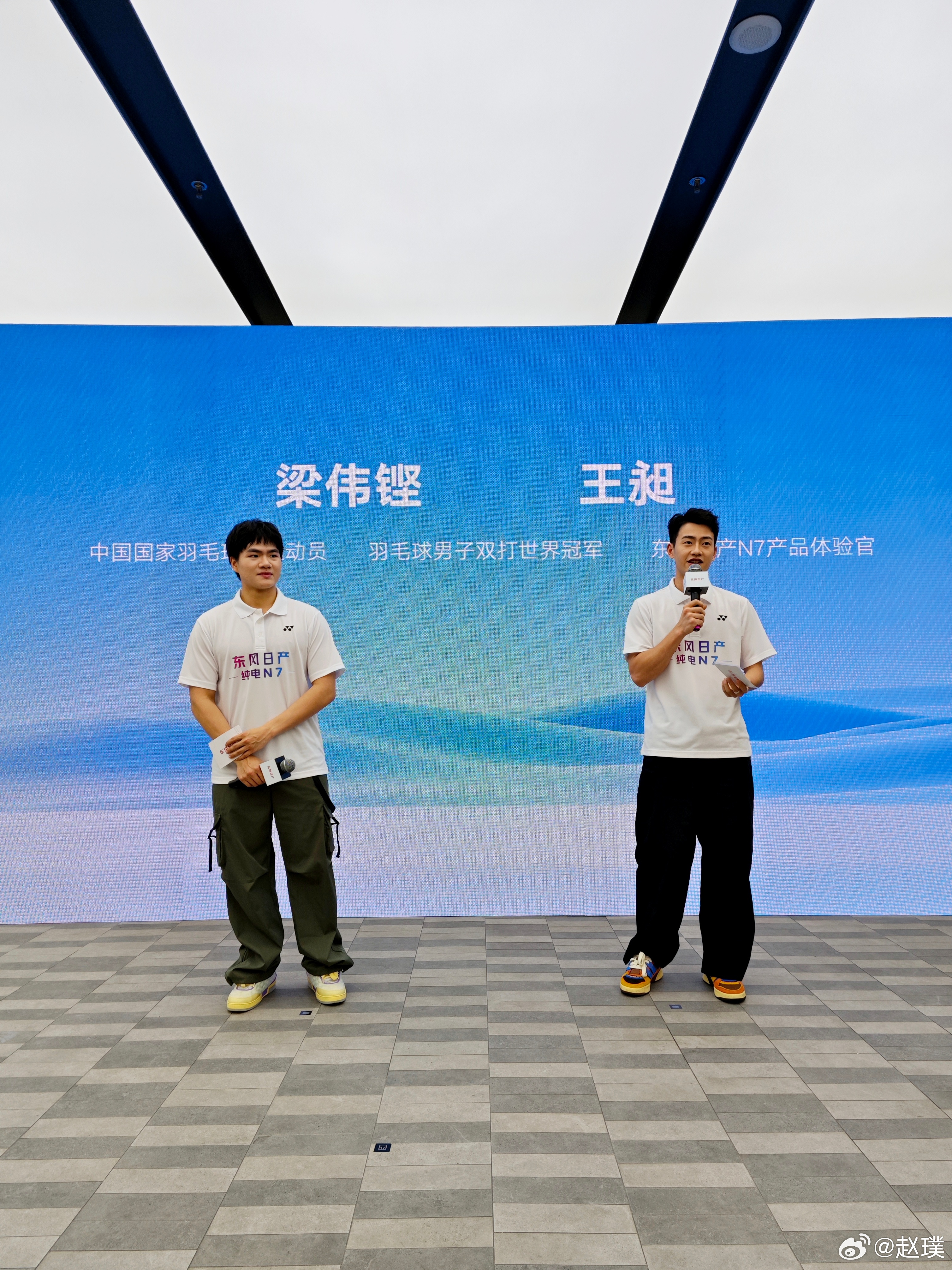 有没有喜欢羽毛球世界冠军“梁王组合”梁伟铿和王昶的朋友？每次看他俩斗嘴都好搞笑啊