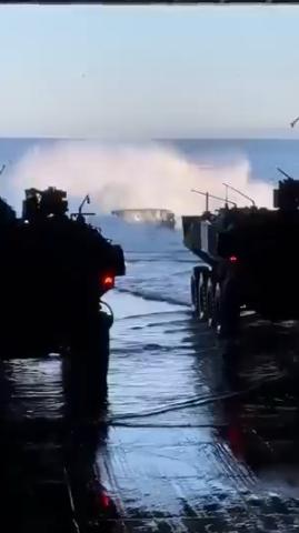 据有关消息报道：

美国正在与中东各国谈判，将组建中东各国的联合部队，以夺取霍尔