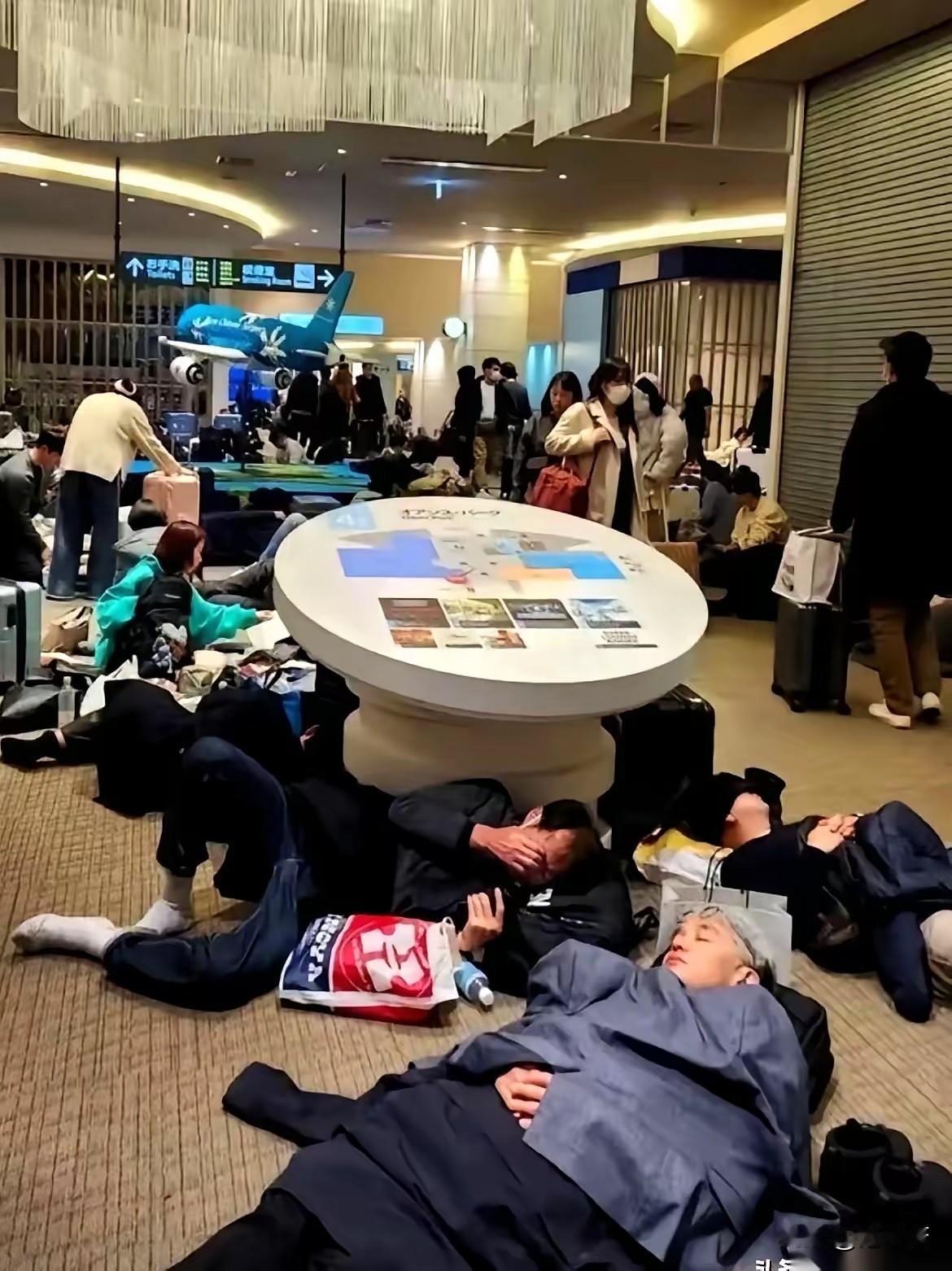 刷到个视频，气得我攥紧了拳头，手机都差点没拿住！一群人滞留在日本机场，不想着解决
