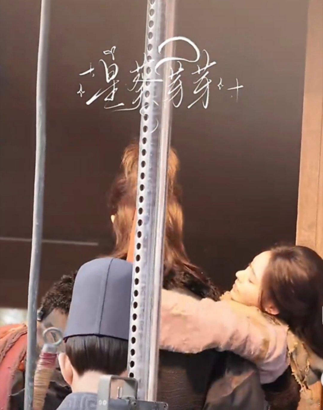 张凌赫一把抱起林允张凌赫林允公主抱路透张凌赫林允公主抱路透，好酷，